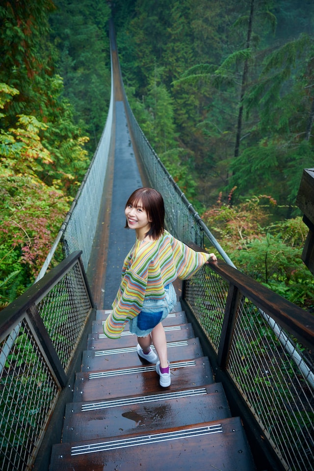 松田好花（日向坂46）の1st写真集「振り向いて」より。（撮影：岡本武志）(c)講談社