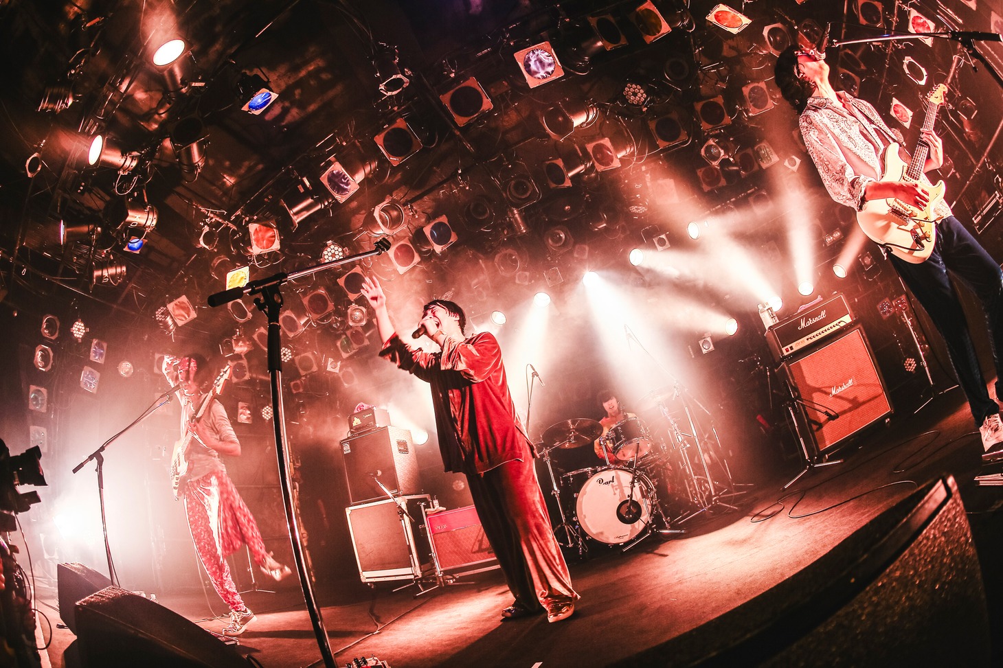 「挫・人間 TOUR 2024『みんなで！ZU・BU・NU・RE』」東京・渋谷CLUB QUATTRO公演の様子。（撮影：百恵）
