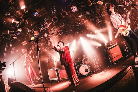 「挫・人間 TOUR 2024『みんなで！ZU・BU・NU・RE』」東京・渋谷CLUB QUATTRO公演の様子。（撮影：百恵）