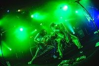 左からマジル声児（B, Cho）、下川リヲ（Vo, G）。（撮影：百恵）