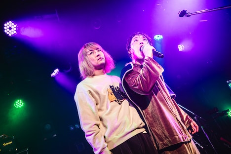 ステージから立ち去ろうとする下川リヲ（右）と、無言で寄り添う梶原笙（左）。（撮影：百恵）