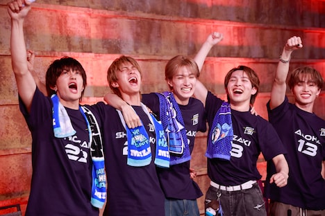 塩崎太智がハードジャンパーで優勝を決めた瞬間のM!LKとマサヒロ（超特急）。（撮影：小坂茂雄）