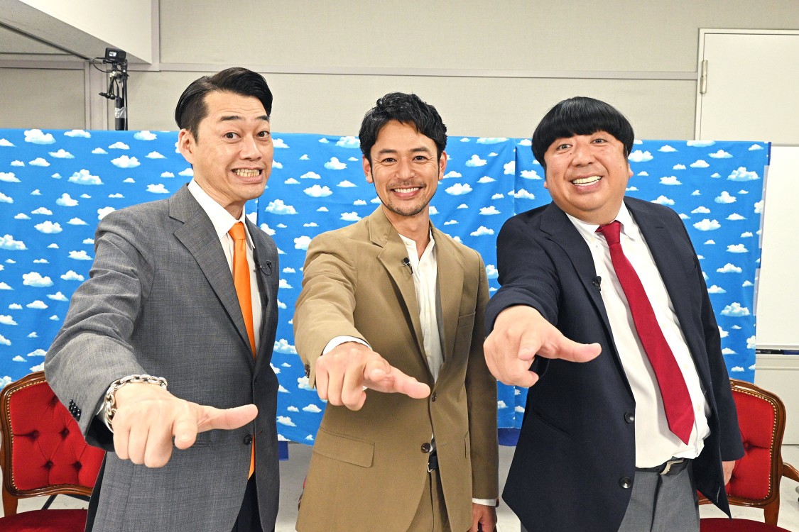 MCのバナナマンとゲストの妻夫木聡。