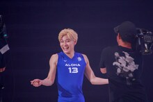 名前をコールされ、小島よしおの「ウェ～イ」を披露するアロハ（超特急）。（撮影：小坂茂雄）