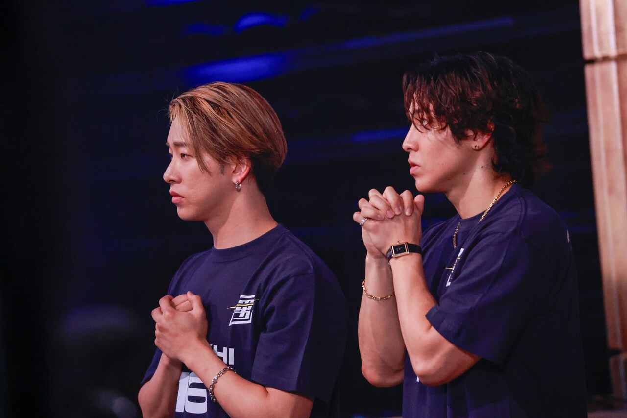 武知海青を応援するTHE RAMPAGEの陣とRIKU。（撮影：小坂茂雄） - TBS