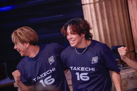 武知海青を応援するTHE RAMPAGEの陣とRIKU。（撮影：小坂茂雄）