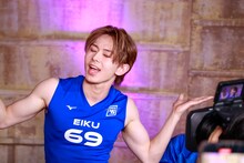 カメラに投げキスを送るEIKU（ONE N' ONLY）。（撮影：小坂茂雄）