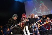 人気画像9位は「『hide Memorial Day』豪華ゲストが続々登場！hide名曲を歌いつなぎファンと合唱」より、「CELEBRATION」セッションの様子。左からRYO、SEXX GEORGE、PATA、AMI。