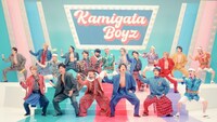 KAMIGATA BOYZ「無責任でええじゃないかLOVE」MVより。