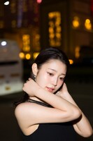 阪口珠美（乃木坂46）の1st写真集「青いバラ」より。（撮影：Takeo Dec.）
