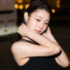 マカオの夜にブラックドレスの阪口珠美
