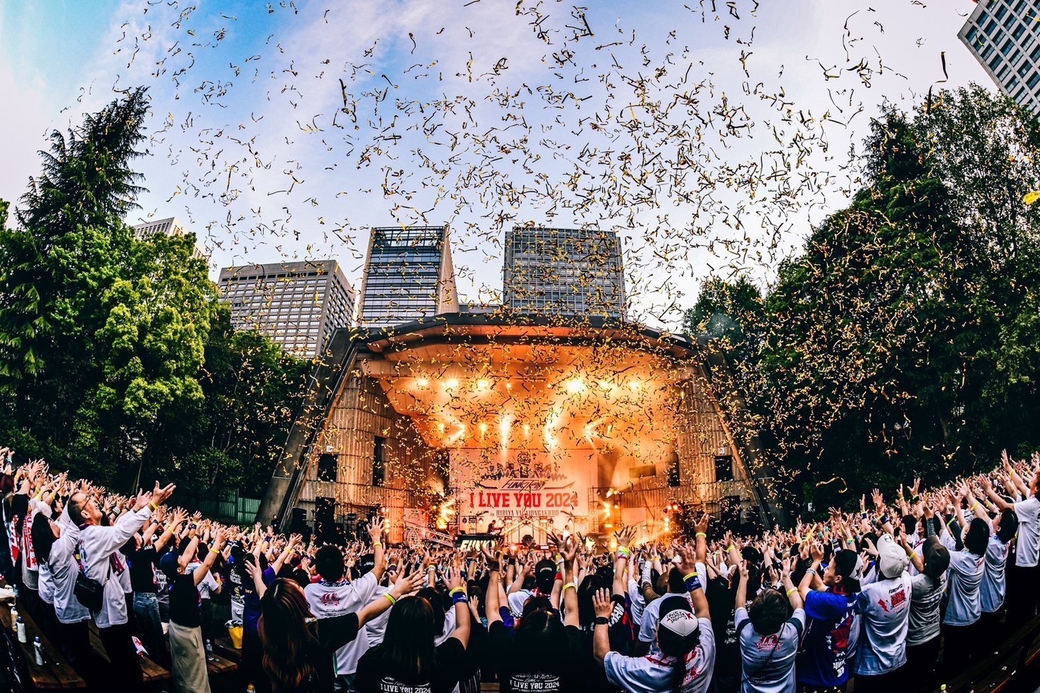青空の下で舞う金テープ。（Photo by Ayami Kawashima）