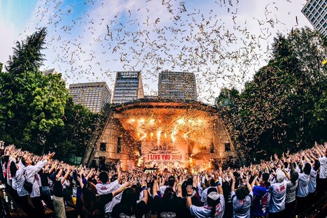 青空の下で舞う金テープ。（Photo by Ayami Kawashima）