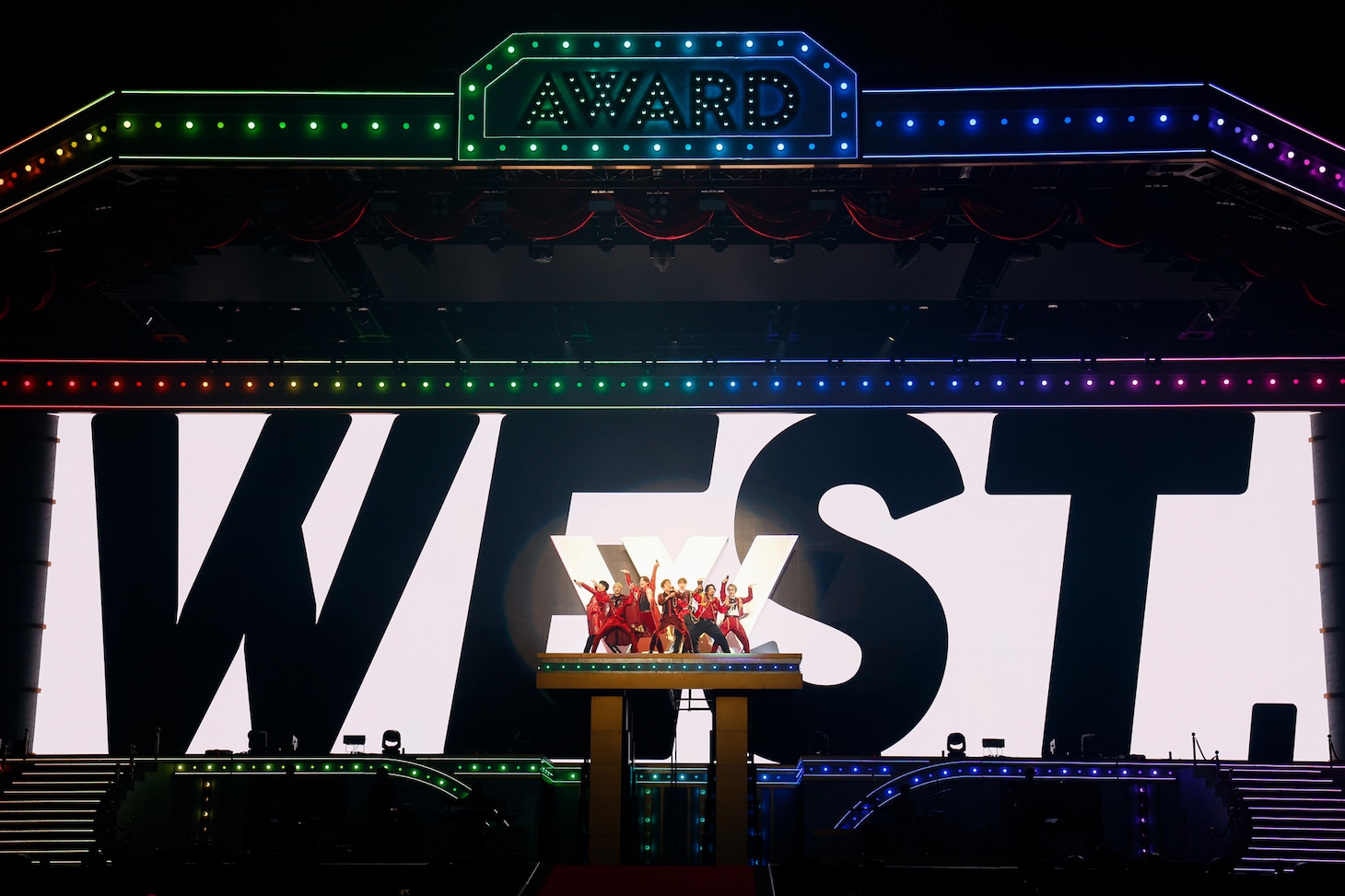 オープニングの登場シーンのWEST.。