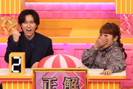 左から阿部亮平（Snow Man）、柳原可奈子。 (c)フジテレビ