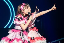 左から小泉遥香、坂井仁香。