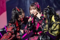 ツリ目風のメイクをアピールする小泉遥香（中央）。