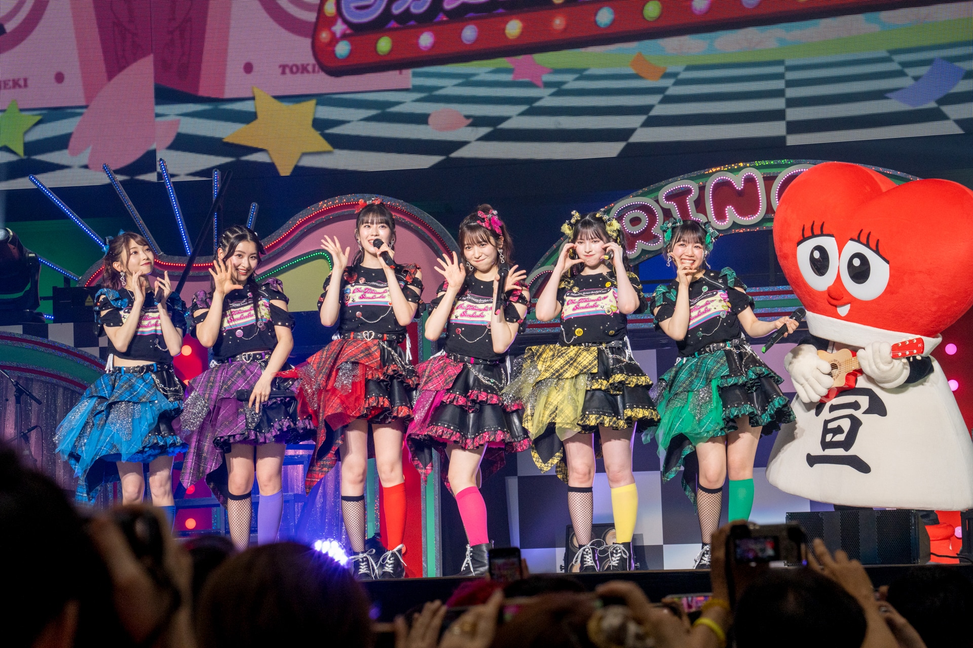 左から小泉遥香、吉川ひより。 [画像ギャラリー 76/85] - 音楽ナタリー