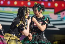 「ねえひよりん、覚えてる？『愛貴ちゃんが20歳になったときには、さいたまスーパーアリーナでワンマンライブやろうね』って言ってたの」と吉川ひより（右）に語りかける菅田愛貴（左）。