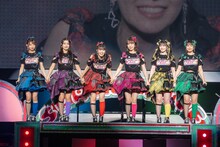 客席の宣伝部員に生声で挨拶する超ときめき♡宣伝部。