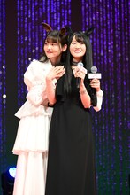 左から上坂すみれ、小倉唯。