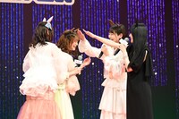 “ギャップ王”藤本侑里を称える福嶋晴菜、上坂すみれ、小倉唯。
