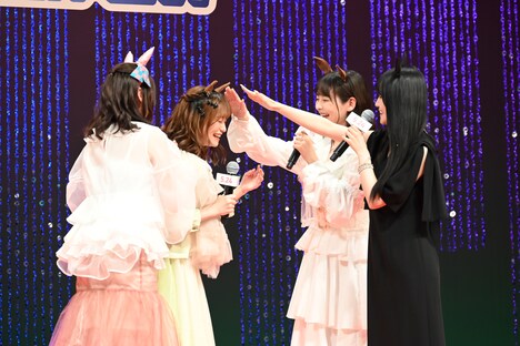 “ギャップ王”藤本侑里を称える福嶋晴菜、上坂すみれ、小倉唯。