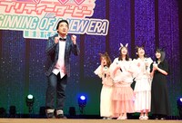 「3階席まで届くギャグ」を披露する斉藤慎二（左）に爆笑するキャストたち。