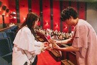 母に花を渡すTani Yuuki。（提供：ソニー・ミュージックレーベルズ）