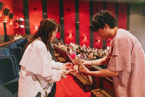 母に花を渡すTani Yuuki。（提供：ソニー・ミュージックレーベルズ）