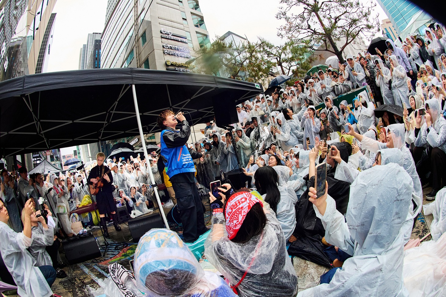 ソウルでの路上ライブの様子。（Photo by KEIKO TANABE）