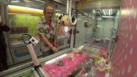 「神業クレーンゲーム」にチャレンジするレッツゴーよしまさ。(c)TBS