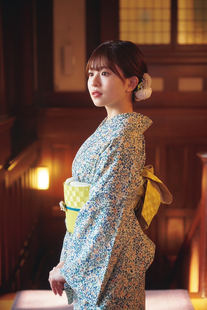 松田好花（日向坂46）の1st写真集「振り向いて」@Loppi・HMV限定版裏表紙。（撮影：岡本武志）(c)講談社