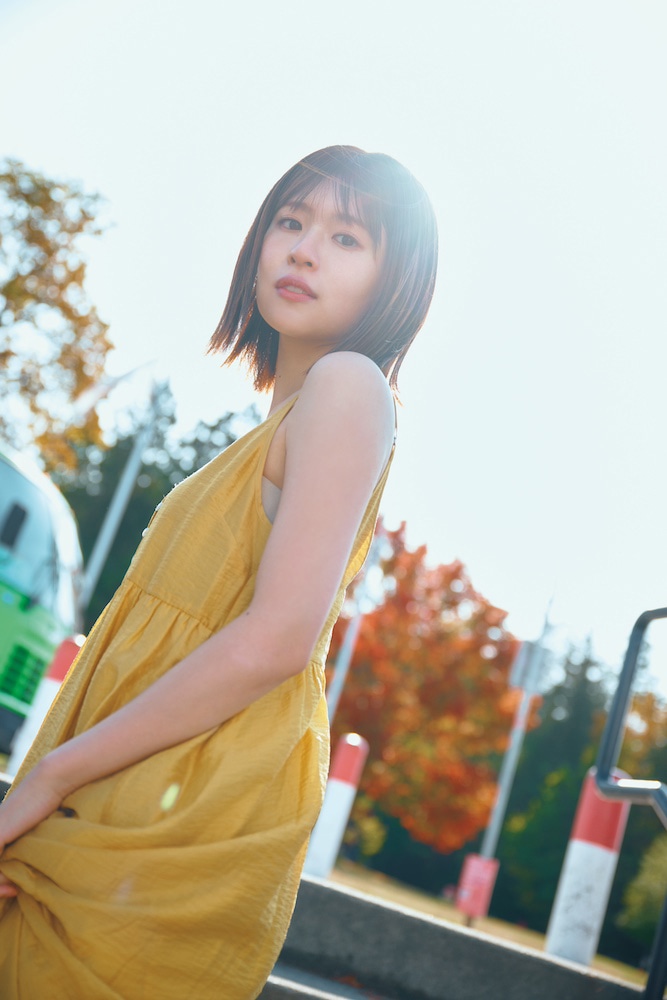 松田好花（日向坂46）の1st写真集「振り向いて」TSUTAYA限定版裏表紙。（撮影：岡本武志）(c)講談社