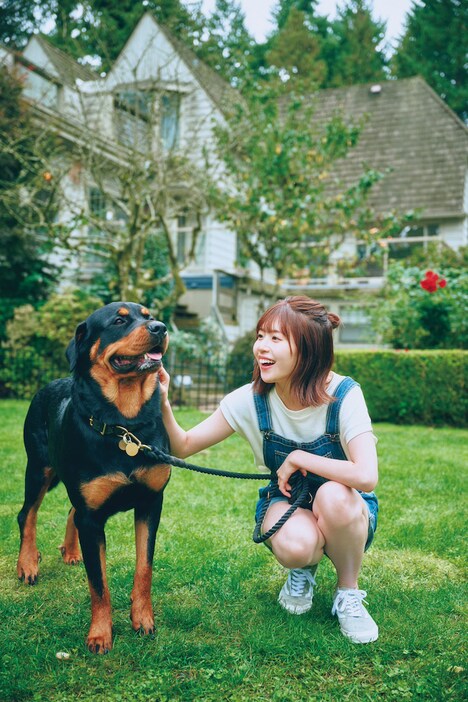 松田好花(日向坂46)の1st写真集「振り向いて」楽天ブックス限定版裏表紙。(撮影:岡本武志)(c)講談社