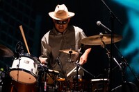 H ZETT KOU（Dr）（Photo by Yuta Ito）