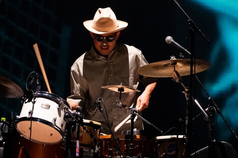 H ZETT KOU（Dr）（Photo by Yuta Ito）