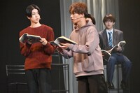 朗読劇「同姓同名」公開ゲネプロより、京典和玖演じる大山正紀と森次政裕（超特急）演じる大山正紀。