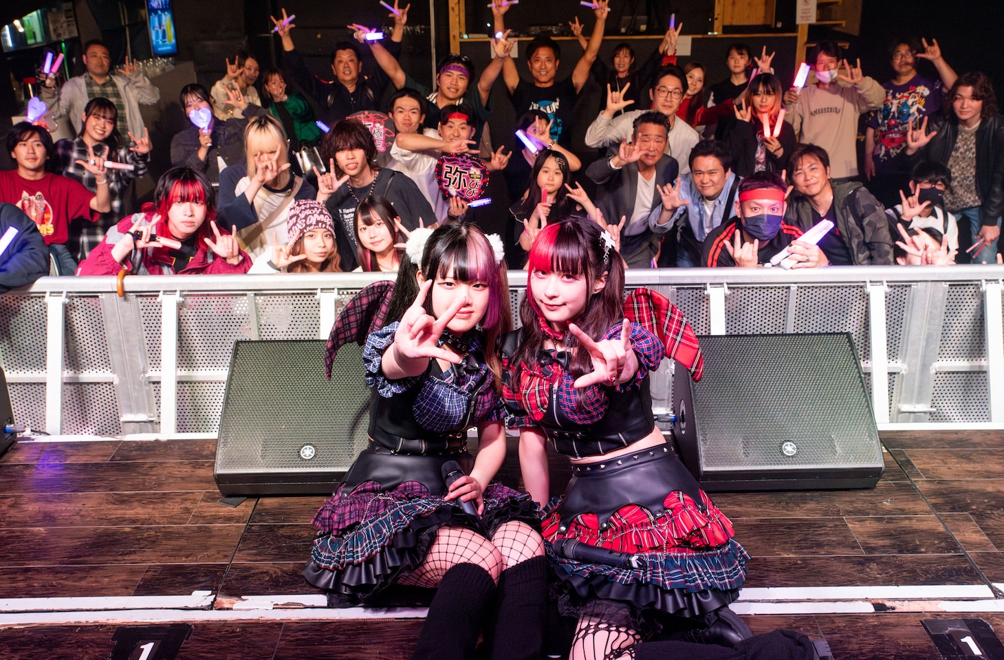 LAVi DOLL。左から京極アザミ、弥びび。