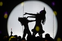 シルエットで魅せる東京女子流。