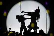 シルエットで魅せる東京女子流。