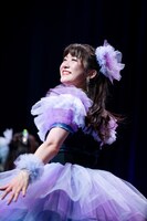 プリンセスのようなデザインがいたく気に入り「プリン！」と声を上げる新井ひとみ。