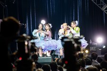 客席にまんべんなくハートを贈る東京女子流。