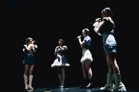 アカペラで歌う東京女子流。