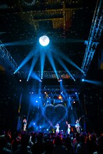 ミラーボールの下で「フライデーナイト」を歌う東京女子流。