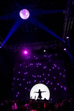 シルエットで魅せる東京女子流。