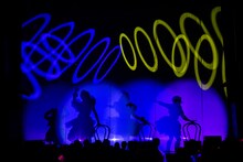 シルエットで魅せる東京女子流。