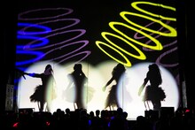 シルエットで魅せる東京女子流。