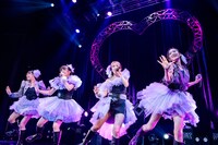 新曲「フォーリンラブな時」を披露する東京女子流。