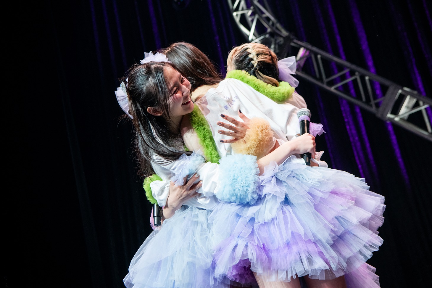 抱き合う東京女子流。